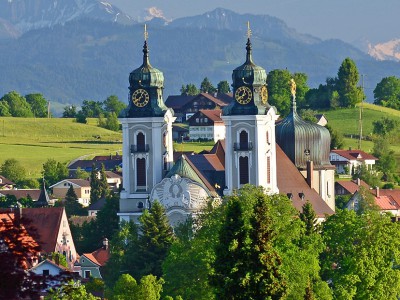 Stadtpfarrkirche St. Peter und Paul vor Berge in Lindenberg